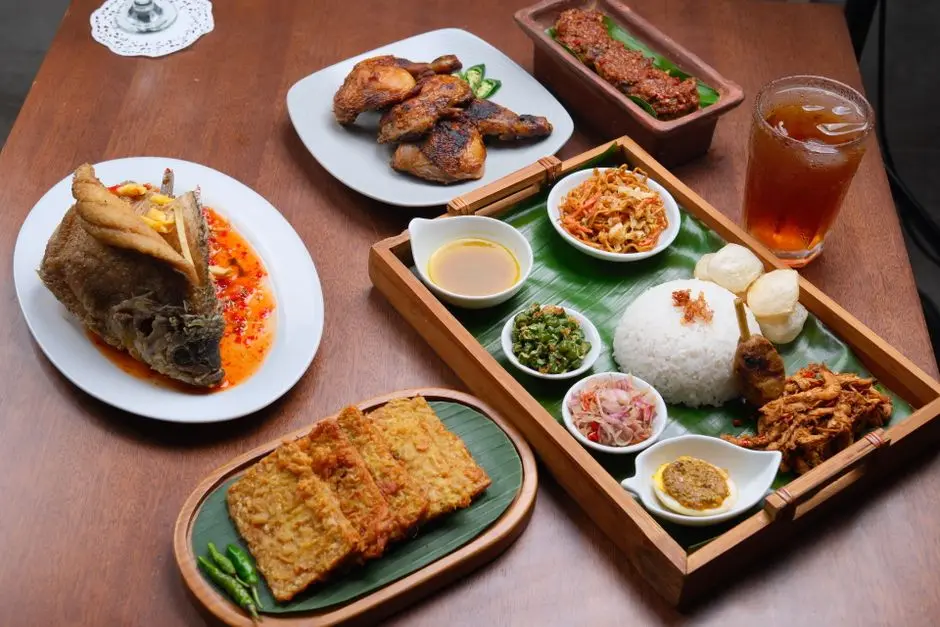 Nasi gurih dengan ikan suwir dan sambal kelapa khas Pulau Bojo