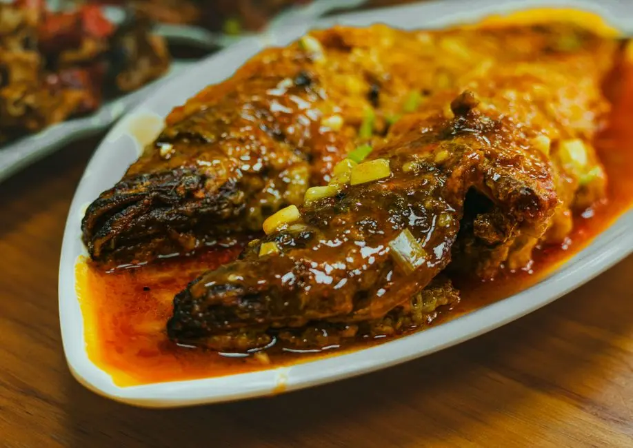 Ikan bakar bumbu kecap siap saji dengan sambal dan lalapan